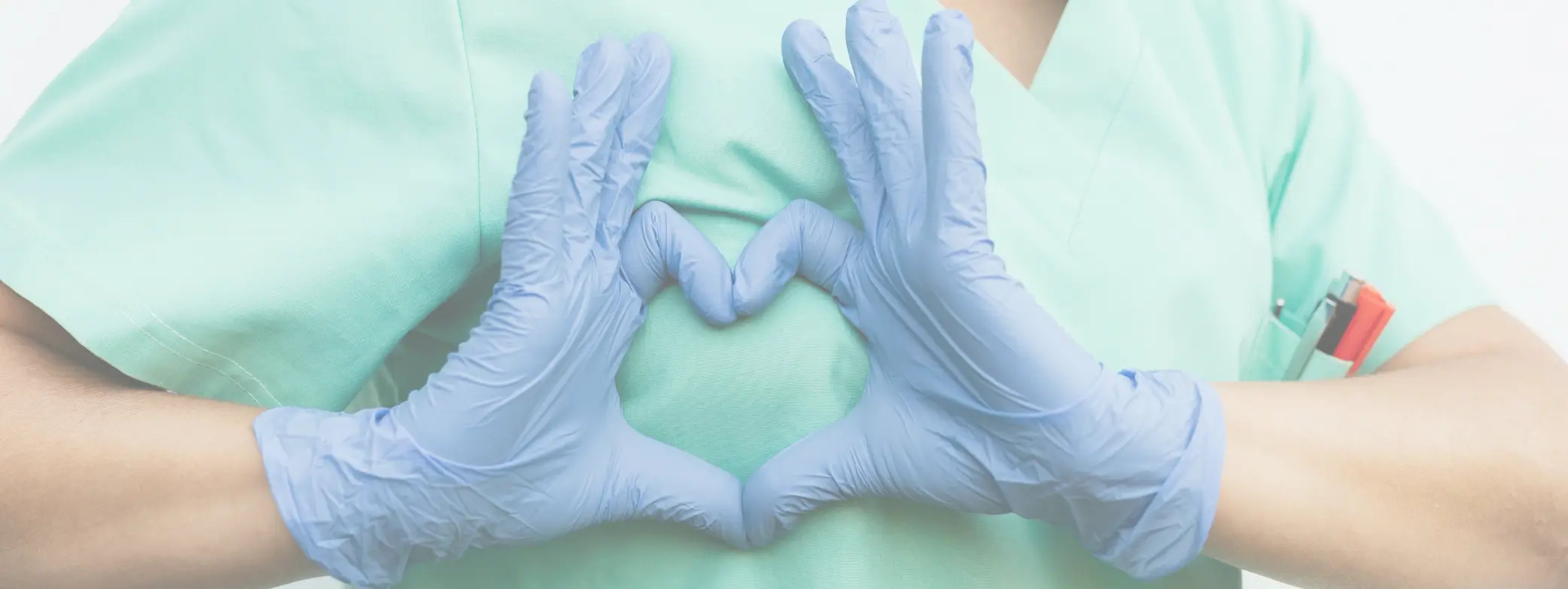 Um coração feito com as mãos de uma médica.